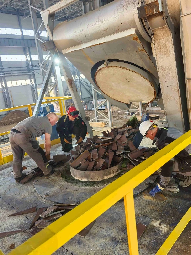 Feeding Site Of Induction Melting Furnace Feeding Site Of Induction Melting Furnace